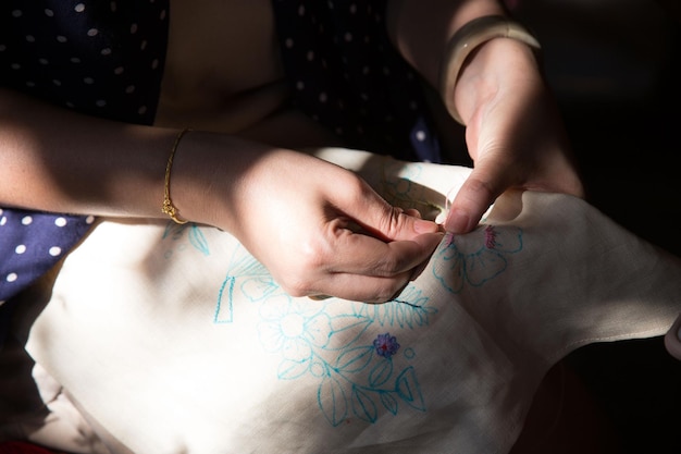 Osoby haftujące na warsztatach